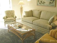 H: Living room.
CLICK on picture to enlarge. Later CLOSE (x) large picture.