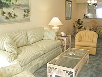 L: Living room.
CLICK on picture to enlarge. Later CLOSE (x) large picture.