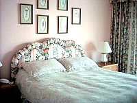 Master Bedroom.                         
CLICK on small picture to display the full size image.
Later CLOSE large picture by CLICKING on (x).