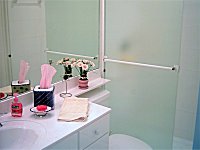 Guest Bathroom.
CLICK on picture to enlarge. Later CLOSE (x) large picture.