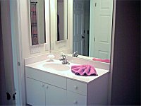 Guest Bathroom.
CLICK on picture to enlarge. Later CLOSE (x) large picture.