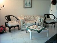 Wohnbereich 'Family Room'.     
KLICK auf kleines Bild - Grossformatbild erscheint.
Danach grosses Bild schliessen durch KLICK auf (x).