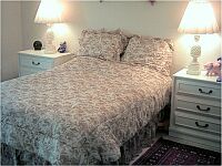 Master Schlafzimmer. 
KLICK auf kleines Bild - Grossformatbild erscheint.
Danach grosses Bild schliessen durch KLICK auf (x).