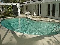Pool der Villa.
KLICK auf kleines Bild - Grossformatbild erscheint.
Danach grosses Bild schliessen durch KLICK auf (x).