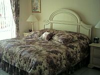 Master Bedroom. 
CLICK on small picture to display the full size image.
Later CLOSE large picture by CLICKING on (x).