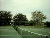 Tennis-Plaetze beim Klubhaus
von Berkshire Lakes.
KLICK aufs kleine Bild vergroessert es.
Spaeter grosses Bild schliessen durch KLICK auf (x).