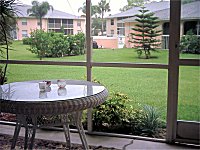 Lanai / Blick auf Pool.  
KLICK aufs kleine Bild vergroessert es.
Danach grosses Bild schliessen durch KLICK auf (x).