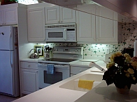 Bar and kitchen.
CLICK on picture to enlarge. Later CLOSE (x) large picture.