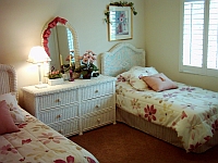 Guest bedroom.
CLICK on picture to enlarge. Later CLOSE (x) large picture.