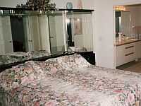 Master Schlafzimmer.
KLICK aufs kleine Bild vergroessert es.
Danach grosses Bild schliessen durch KLICK auf (x).