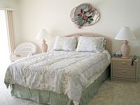 07: Master bedroom.
CLICK on picture to enlarge. Later CLOSE (x) large picture.