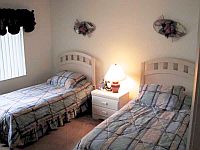 Gaeste-Schlafzimmers      
zwei einzelne Betten.
KLICK aufs Bild vergroessert es. Spaeter grosses Bild schliessen mit (x).